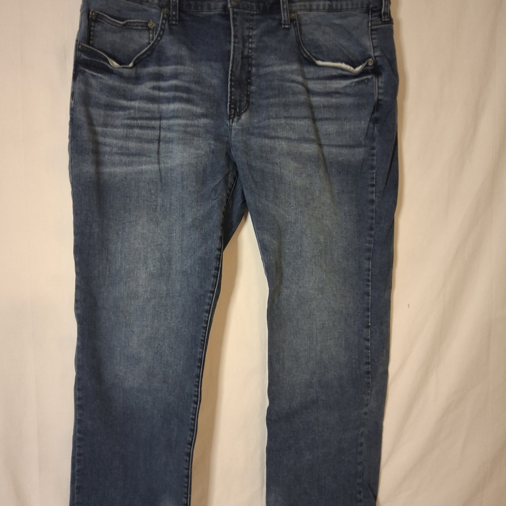 Arizona Jean Company Men's Medium Wash Slim Straight Jeans
